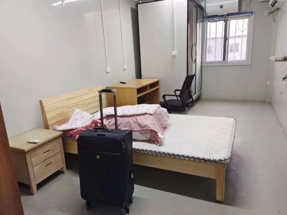 山东济南的一个方子小屋被改造成了“人才公寓”,企业员工拎着包入住