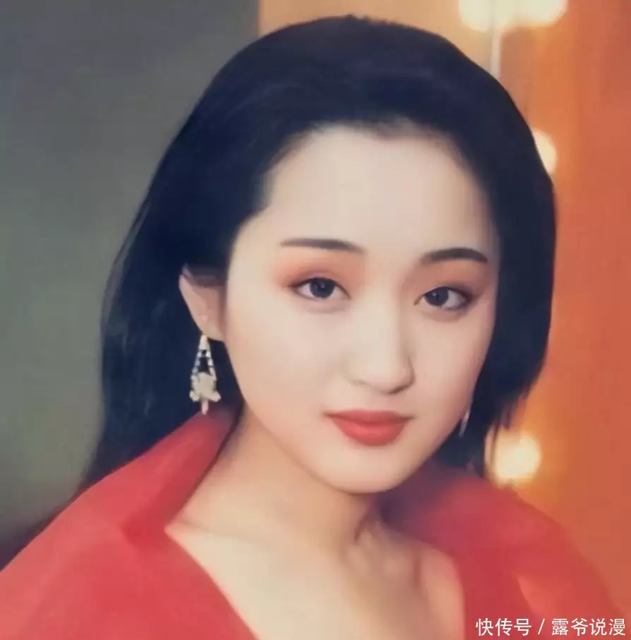 刘涛对着镜子的美甲姿势很可爱,戴着黑框眼镜,笑容温暖