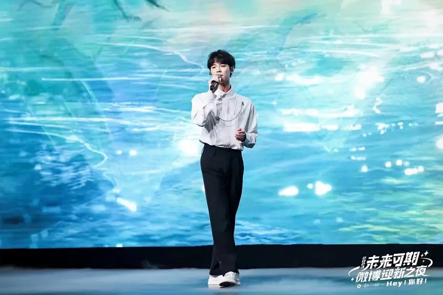 Esther Yu的最新照片太前卫了!网友的吐槽堪比丽莎的疯马秀