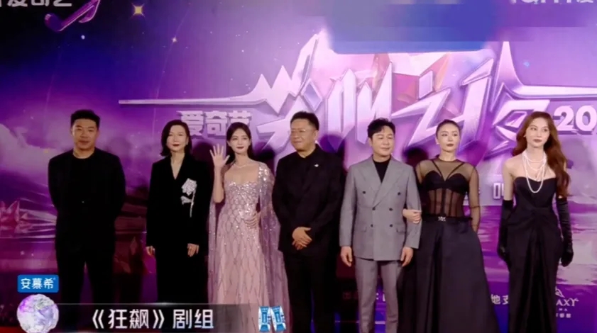 “苏蒂达吃醋了,被泰王感动的中国美女吴伦攀,54岁依然优雅大方