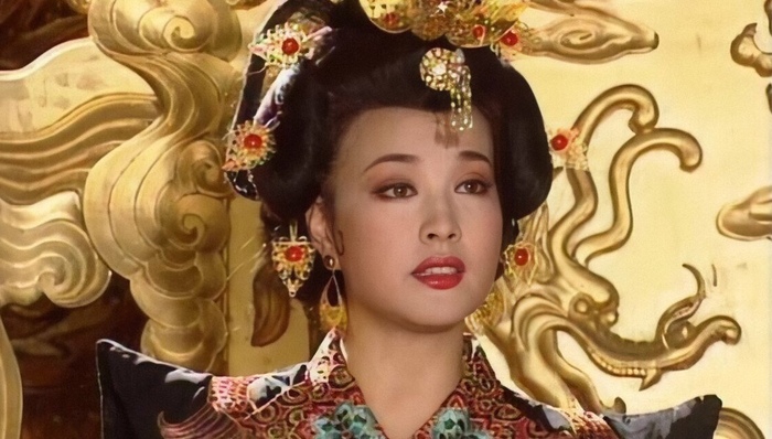 亲密互动|爆檀健次搂女经纪人肩膀,女经纪人帮他整理头发