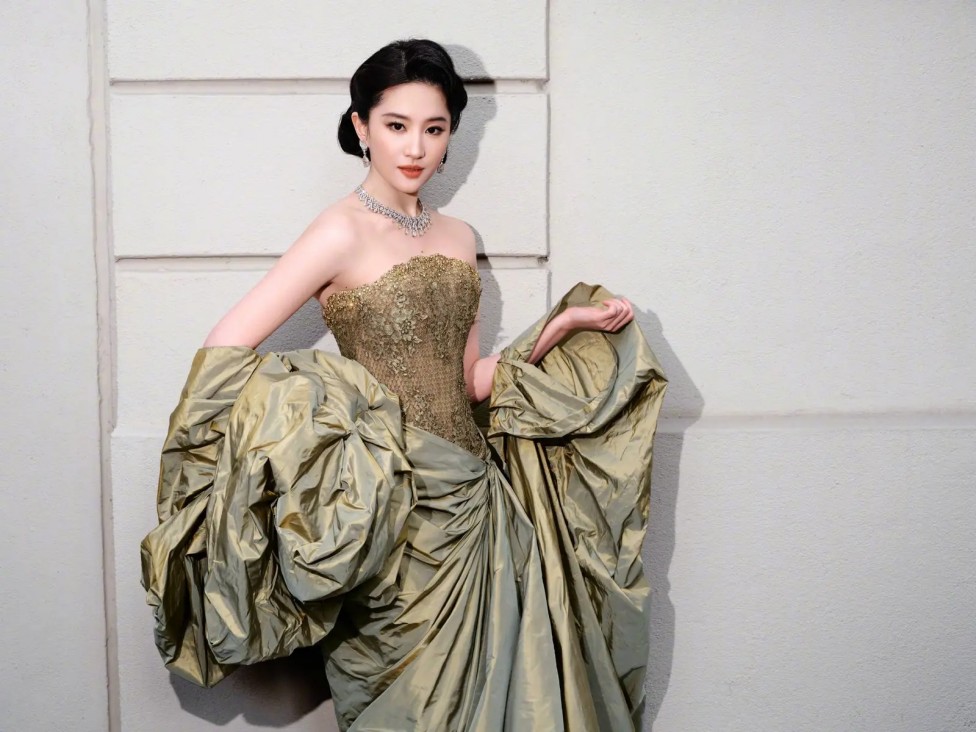 江边的野花不能采！知名女团成员为此道歉